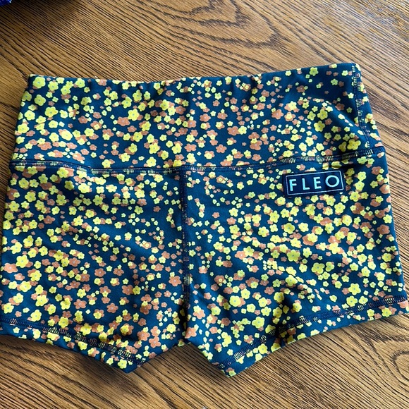 Fleo shirts never worn. M - Picture 1 of 4